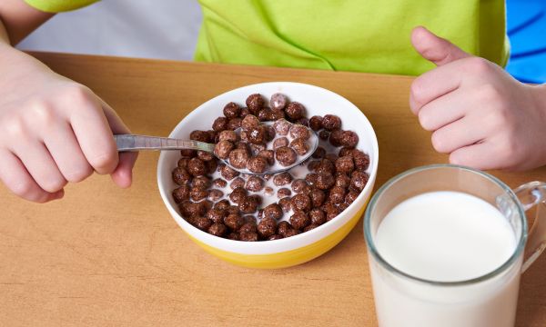 Αντίο στα έτοιμα δημητριακά: Φτιάξτε τα δικά σας με καστανή ζάχαρη και κακάο