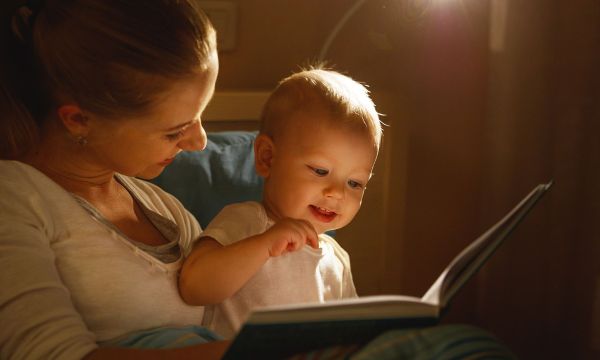 Επιστήμονες ανακάλυψαν πως κατά την ανάγνωση ο εγκέφαλος γονιού και μωρού συγχρονίζεται