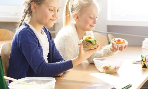 5 tips για να περιορίσετε το junk food και να δώσετε στα παιδιά υγιεινά σνακ