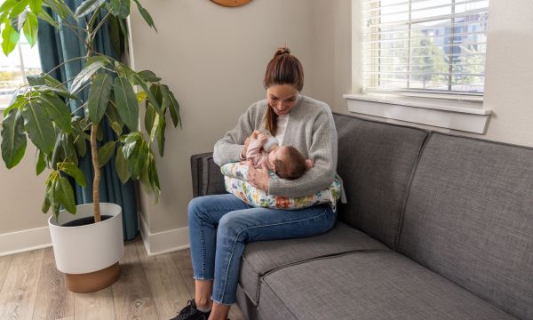 Θηλασμός με άνεση: Όλα όσα χρειάζεται μια νέα μαμά