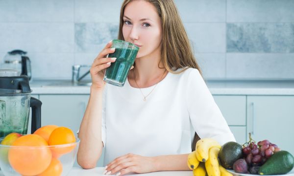 Προσπαθείτε να μείνετε έγκυος; 4 τροφές που πρέπει να τρώτε (και ποιες να αποφεύγετε)