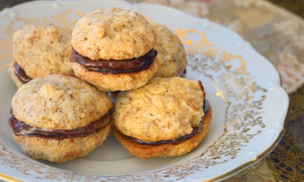 Μπισκότα σάντουιτς με φυστικοβούτυρο και γκανάς σοκολάτας