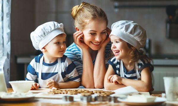 8 απλοί τρόποι να βελτιώσεις τη διατροφή των παιδιών χωρίς να τα πιέσεις