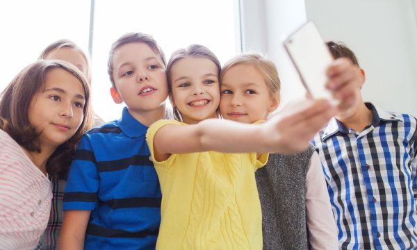 Η Ελλάδα σχεδιάζει την απαγόρευση των social media για παιδιά κάτω των 15 ετών