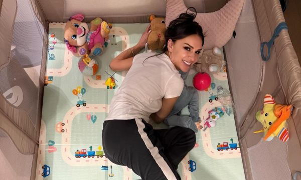 Ελένη Τσολάκη: Όταν οι δυσκολίες δίνουν τη θέση τους στην αγκαλιά της κόρης της