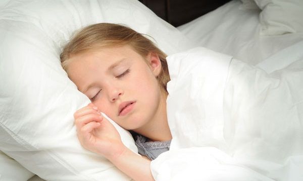 Πρέπει να αφήνω τα παιδιά μου να κοιμούνται παραπάνω όταν δεν έχουν σχολείο;