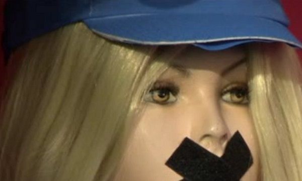 Τι γυρεύει μια Μπάρμπι ντυμένη εργάτρια στο Χριστουγεννιάτικο Παρίσι; (βίντεο)