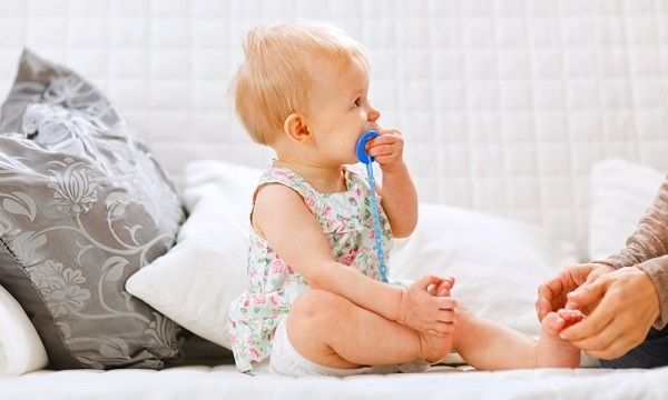 Αυτό το μωράκι αποχωρίζεται την πιπίλα του με τον πιο γλυκό τρόπο! (βίντεο)