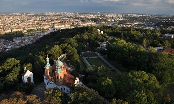 Ανεβαίνοντας στο λόφο Πέτριν της Πράγας!(εικόνες)