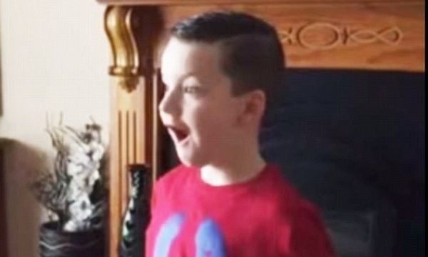 Συγκινητικό:Δείτε πώς αντιδρά το αγόρι όταν του ανακοινώνουν ότι θα αποκτήσει αδελφάκι (βίντεο)