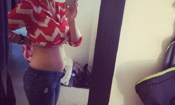 Παίκτρια του Big Brother μας δείχνει τη φουσκωμένη της κοιλίτσα