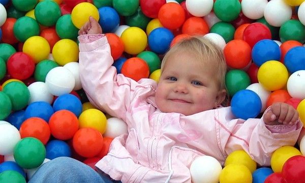 Το πάρκο παιχνιδιού pop-up με μπαλάκια θα ξετρελάνει το μωρό σας