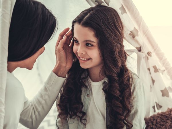 Θετικές φράσεις που πρέπει να λέτε στα παιδιά σας εάν θέλετε να μεγαλώσουν ευτυχισμένα