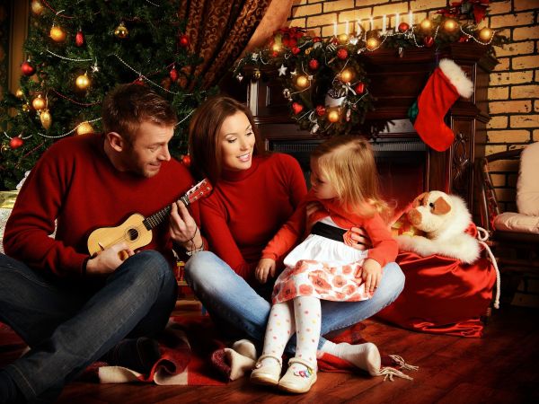 10 χριστουγεννιάτικες παραδόσεις που αξίζει να ξεκινήσετε φέτος μαζί με τα παιδιά σας