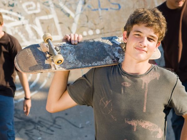 Οι γονείς που θέλουν να είναι κοντά στα έφηβα αγόρια τους κάνουν αυτά τα 4 πράγματα