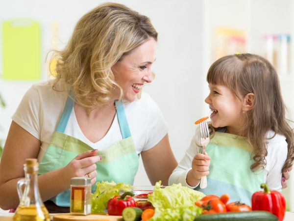 Πώς να μάθετε στο παιδί σας να μαγειρεύει ανάλογα με την ηλικία του