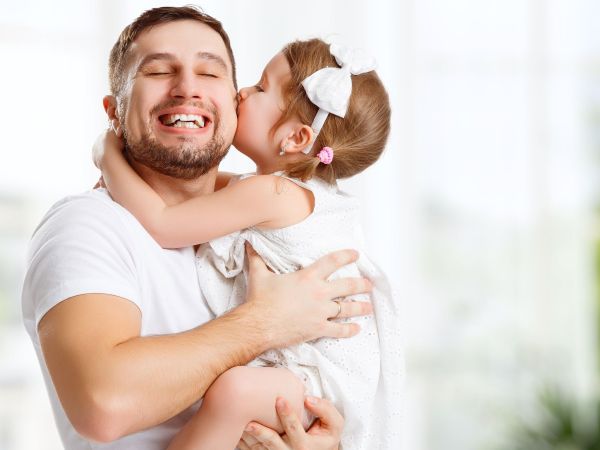 12 αγκαλιές την ημέρα: Ο μπαμπάς ως πυλώνας αγάπης και στήριξης