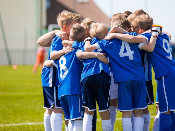 Μελέτη αποκαλύπτει: Οι γονείς επενδύουν περισσότερα χρήματα και χρόνο στον παιδικό αθλητισμό