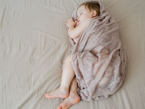 Καύσωνας και μωρό: SOS tips για ασφαλή ύπνο