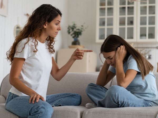 Ποιες τοξικές φράσεις πρέπει να αποφεύγετε να λέτε στο παιδί σας, αν θέλετε να σας ακούει