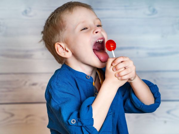 Πώς να τιθασεύσετε την αγάπη του παιδιού σας για τα γλυκά: Συμβουλές για γονείς