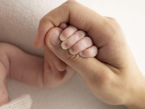 C-tactile: Το απαλό άγγιγμα που ηρεμεί και ενισχύει τα πρόωρα βρέφη