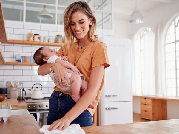 9 τρόποι να κρατήσεις το σπίτι σου καθαρό με ένα μωρό – Ακολούθησε το week plan και δεν θα χάσεις