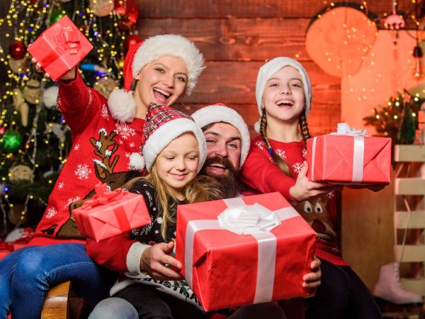 Χριστούγεννα χωρίς δώρα για τα παιδιά; Γονείς εξηγούν γιατί στηρίζουν το «no-gift» μοντέλο