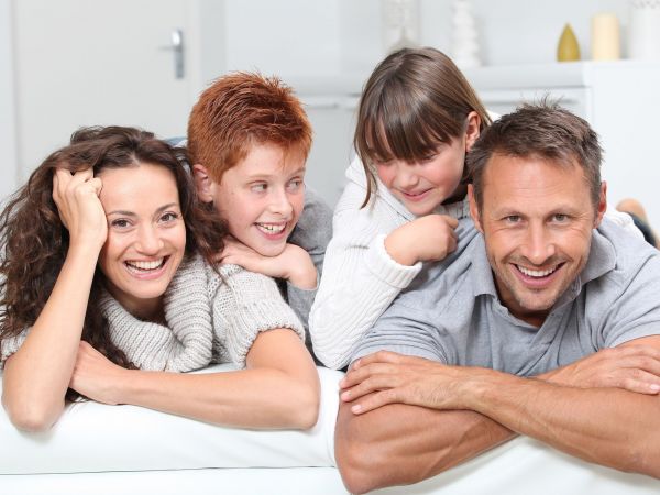 Ο χρυσός κανόνας γονεϊκότητας 5:1 που συνιστούν οι ειδικοί και πώς να τον εφαρμόσετε στο σπίτι