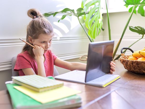 Η επίδραση της τεχνολογίας στη γλώσσα: Πώς αλλάζει τον τρόπο που μιλούν και γράφουν τα παιδιά