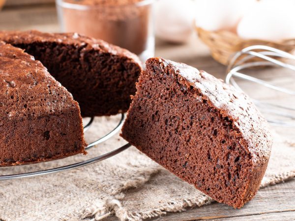 Νηστίσιμο κέικ με κακάο - Φτιάξτε το χωρίς μίξερ και ζάχαρη (vid)
