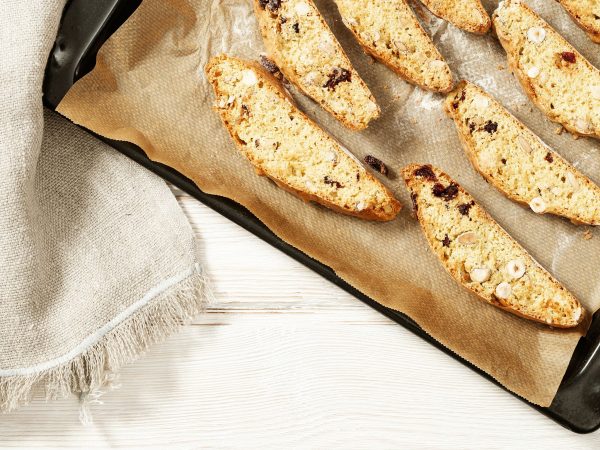 Νηστίσιμα biscotti (μπισκοτί) με ψίχα καρυδιού, ελαιόλαδο και χυμό πορτοκάλι