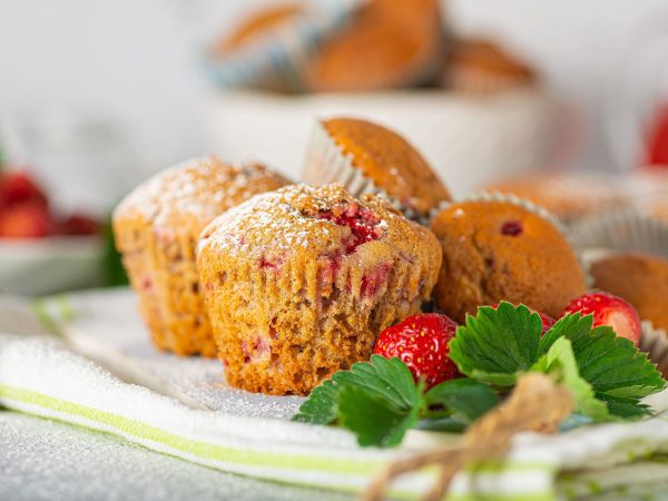 Υγιεινά muffins με μαύρη σοκολάτα και φράουλες - Εύκολη συνταγή χωρίς αυγά και βούτυρο