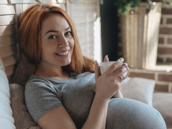 Χαμομήλι στην εγκυμοσύνη: Οφέλη και πιθανές παρενέργειες - Τι δείχνουν οι έρευνες