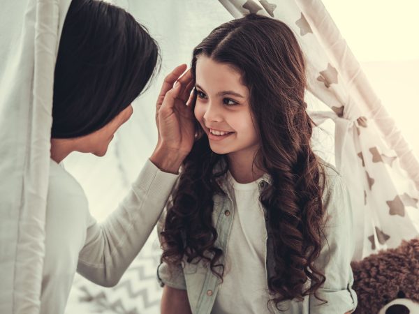 Θετικές φράσεις που πρέπει να λέτε στα παιδιά σας εάν θέλετε να μεγαλώσουν ευτυχισμένα