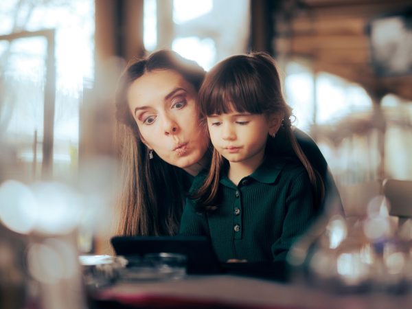 Μαμάδες που υπερναναλύουν τα πάντα – Πώς θα σταματήσουν το overthinking