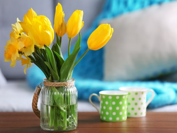 Τραπεζάκι σαλονιού: 10 ανοιξιάτικες ιδέες για να το διακοσμήσετε