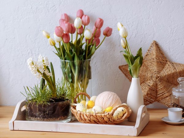 Έχεις ξύλινο δίσκο; Πώς θα γίνει το καλύτερο πασχαλινό διακοσμητικό στο τραπεζάκι του σαλονιού