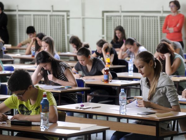 Πανελλήνιες: Όταν τα όνειρα και οι προσδοκίες των γονιών πέφτουν βαριά στους ώμους των παιδιών