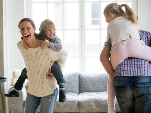 5 δραστηριότητες για να διασκεδάσουν τα παιδιά μια βροχερή μέρα στο σπίτι