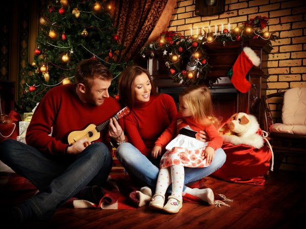 10 χριστουγεννιάτικες παραδόσεις που αξίζει να ξεκινήσετε φέτος μαζί με τα παιδιά σας