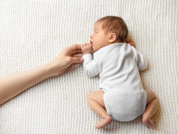 Πόσες ώρες κοιμάται ένα μωρό 2 μηνών;