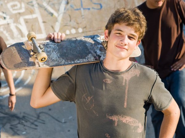 Οι γονείς που θέλουν να είναι κοντά στα έφηβα αγόρια τους κάνουν αυτά τα 4 πράγματα