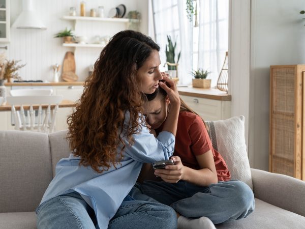 Τα σημάδια του εκφοβισμού: Πώς να εντοπίσουμε αν το παιδί μας είναι θύμα ή θύτης;