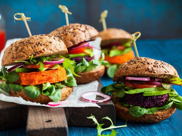 Μεγάλη Παρασκευή: Φτιάξτε αλάδωτα burger που θα λατρέψει όλη η οικογένεια