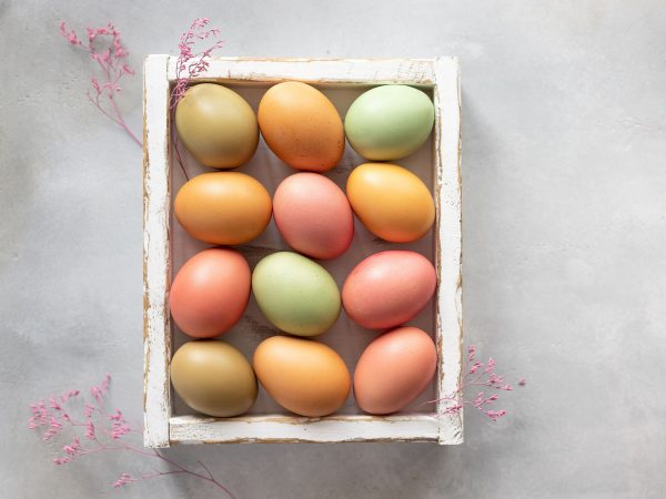 Πώς να βάψετε τα πασχαλινά αβγά: Ο απόλυτος οδηγός για το 2026