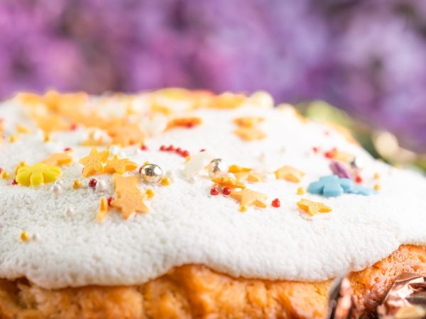 Γλυκό της τελευταίας στιγμής; Αυτό το πασχαλινό κέικ με παγωτό θα σώσει το τραπέζι