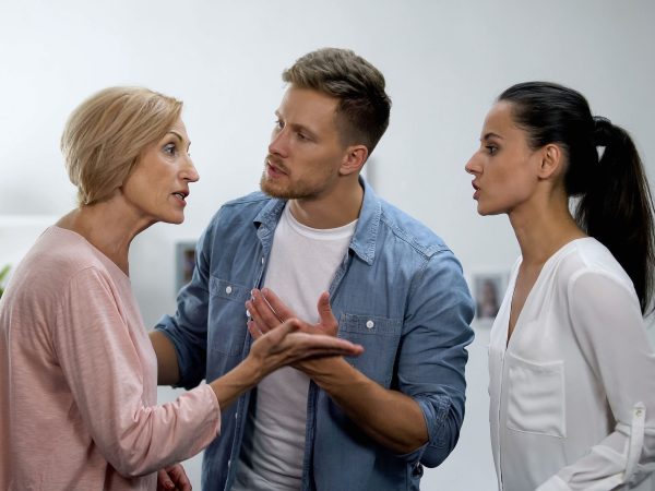 7 φράσεις που λένε τοξικά μέλη της οικογένειας για να σας κάνουν να νιώσετε ενοχές ή να σας ελέγξουν