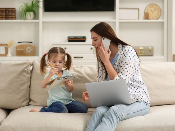 Το να είμαι εργαζόμενη μαμά δεν είναι πάντα εύκολο, αλλά αξίζει κάθε λεπτό χάρη σε εσένα