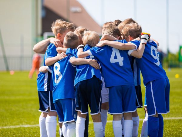 Μελέτη αποκαλύπτει: Οι γονείς επενδύουν περισσότερα χρήματα και χρόνο στον παιδικό αθλητισμό